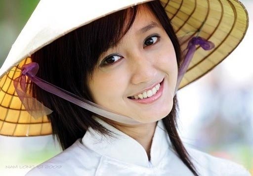 What are some customs common to Vietnamese women?